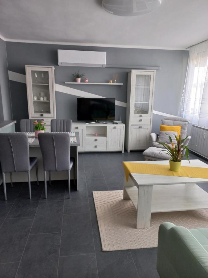 Апартаменты Krisztina Apartman Шальготарьян Экстерьер фото
