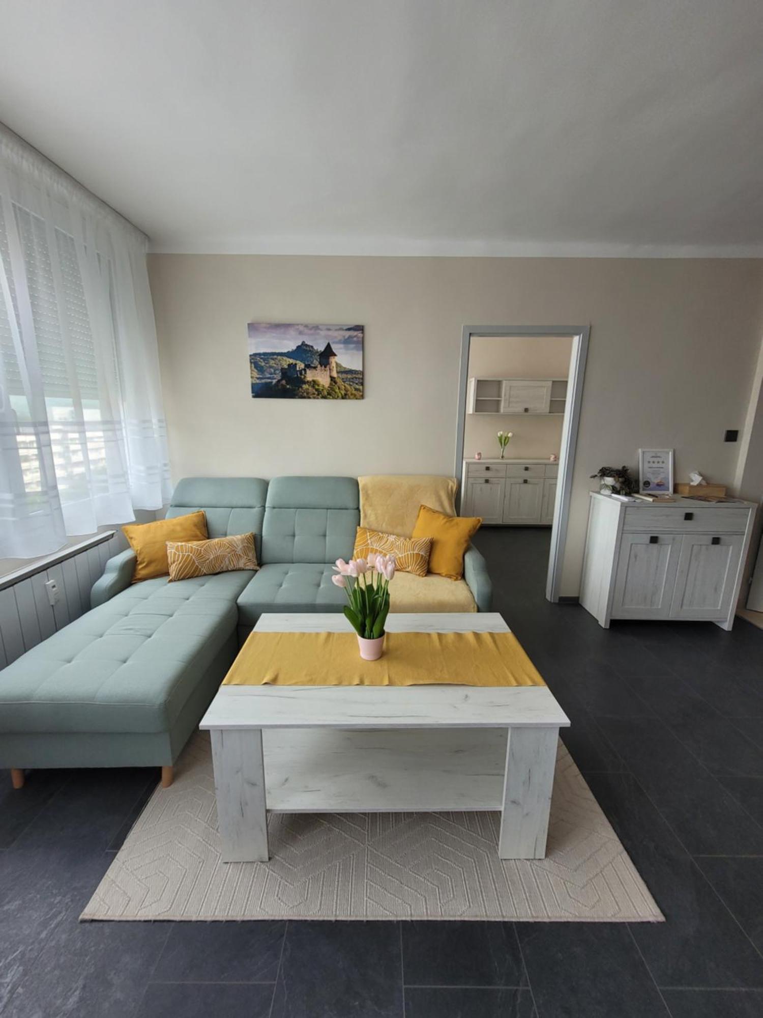 Апартаменты Krisztina Apartman Шальготарьян Экстерьер фото